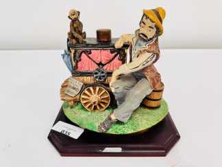 Lote #035 - Antigua licorera con base de madera y cuerpo de resina - 26x21x24cm