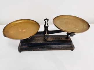 Lote #038 – Antigua balanza de hierro con sus platos en bronce – 63x21cm