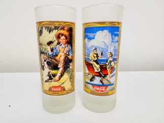 Lote #049 - Dos vasos coleccionables de Coca-Cola - 18cm