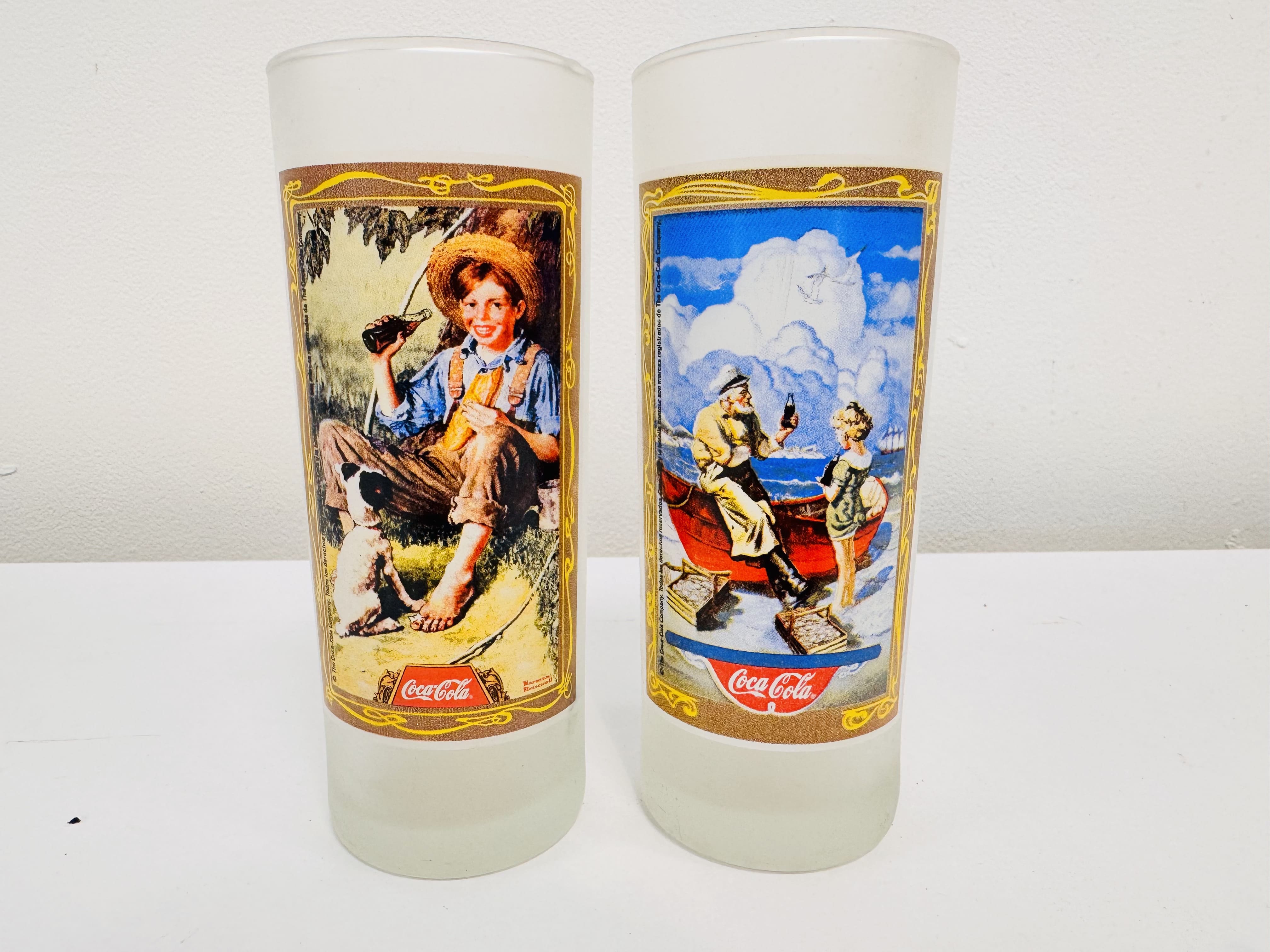 Lote #049R - Dos vasos coleccionables de Coca-Cola - 18cm