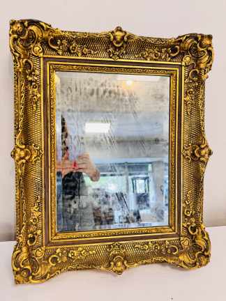 Lote #071 - Espejo de pared con cristal biselado y marco de yeso - humedad en el azogue - 47x57cm