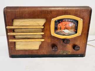 Lote #074 - Radio antigua en caja de madera marca Richard, perilla de dial no funciona - 38x22x24cm