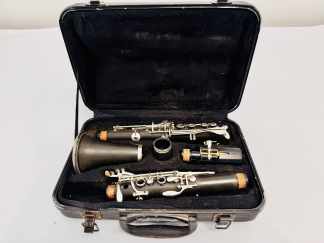 Lote #081 - Clarinete completo en ebonita en su valija original rígida, de mediados de siglo XX