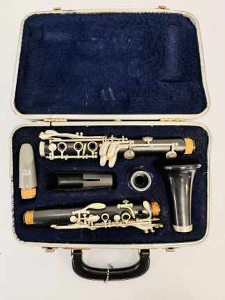 Lote #082 - Clarinete completo en resina en su valija original rígida, de mediados de siglo XX