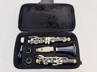 Lote #083 - Clarinete completo en resina en su valija original, de mediados de siglo XX