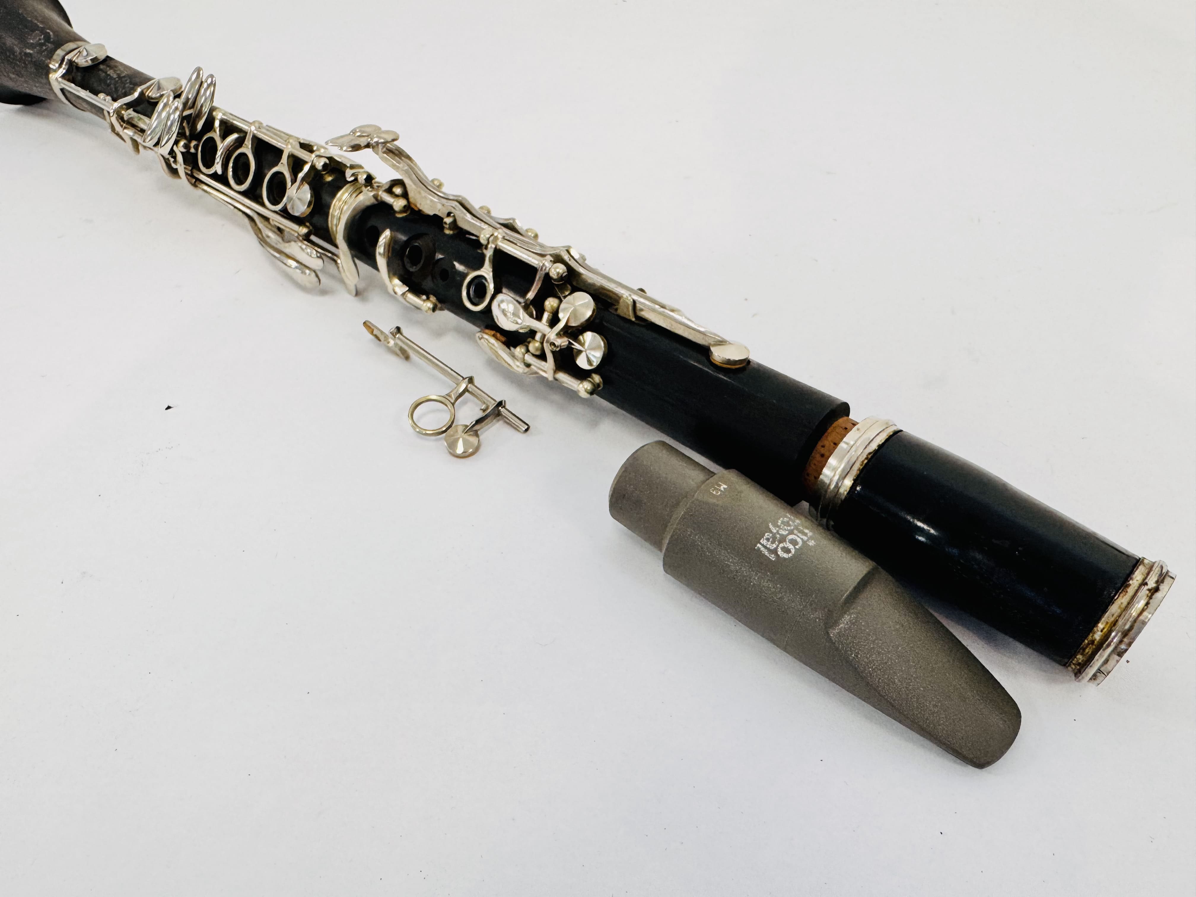 Lote #085 - Clarinete completo en madera en su valija original, de los años 1940 - tiene avería - Imagen 3