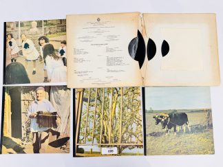 Lote #099 – 3 discos de vinilo de Música folklórica del Uruguay y cuatro revistas de danzas del salón montevideano con replicas de partituras, afiches postales entre otros