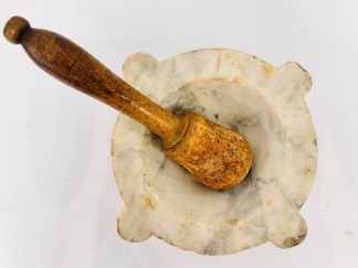 Lote #108 - Mortero de mármol con pestle de madera - 28x10cm