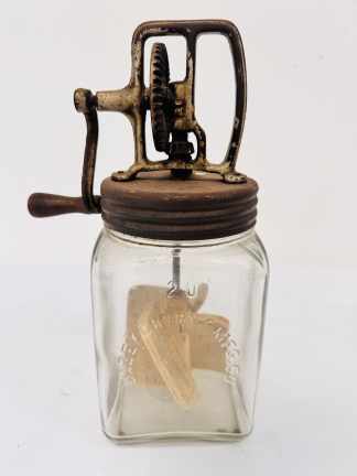 Lote #109 - Mantequera manual antigua en vidrio y hierro - 31cm