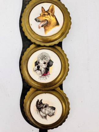 Lote #116 – Medallones de bronce y porcelana con motivos de perros y correa de cuero, para montura de caballos – 49x10cm