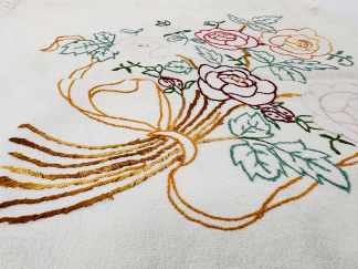 Lote #117 – Mantel bordado – 90x94cm – tiene alguna mancha