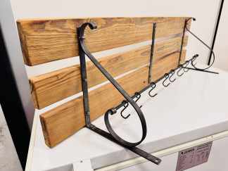 Lote #016 - Ganchera en hierro y pinotea con 8 ganchos -100x29x25cm