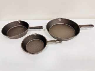 Lote #018B - Trío de sartenes en hierro fundido - 24cm, 19cm y 15cm de diámetro