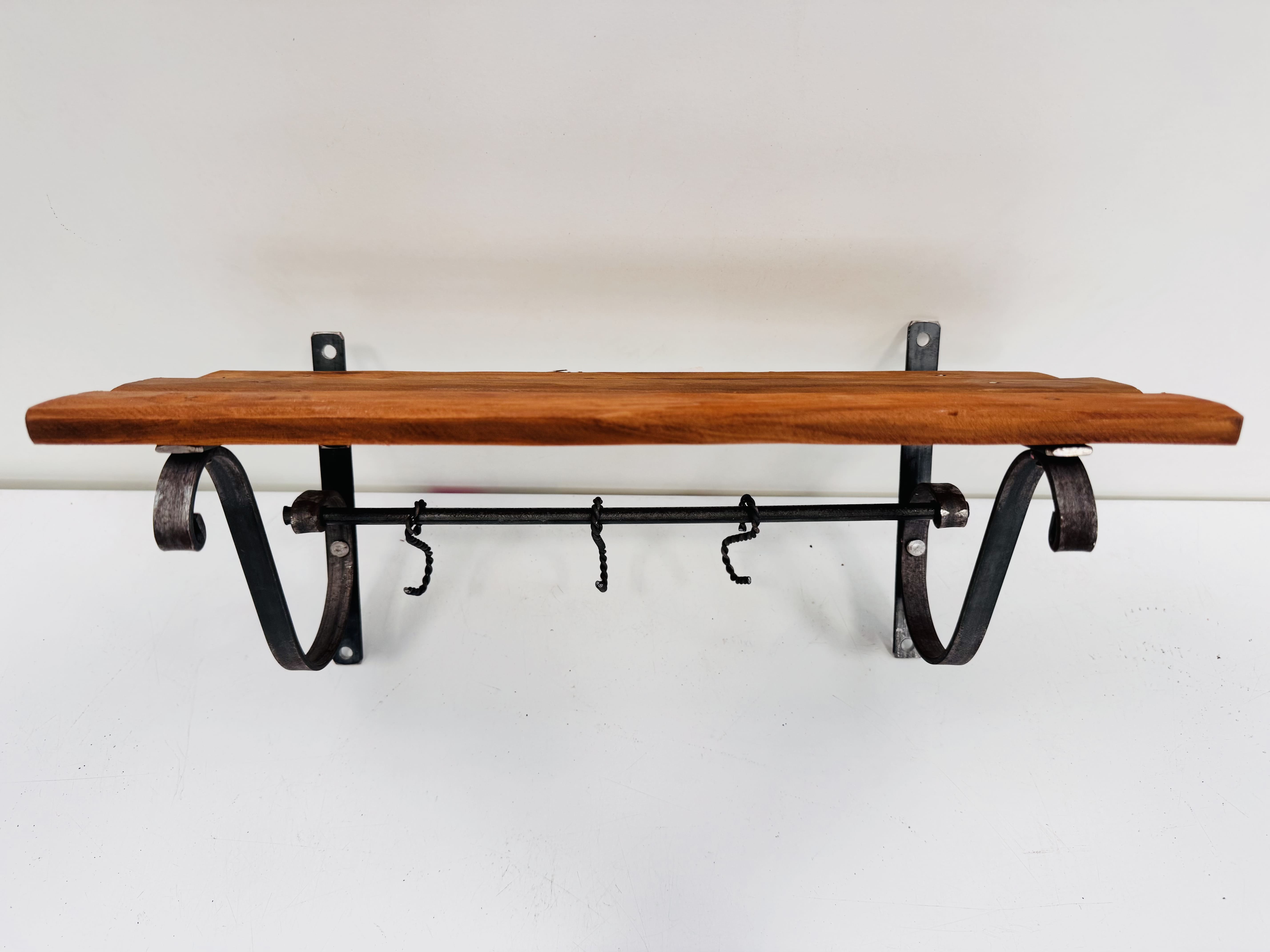 Lote #035 - Ganchera en hierro y cedro con tres ganchos - 40x18x18cm - Imagen 3
