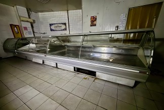 Lote #903 - (ingreso de último momento) Importante conjunto de 3 vitrinas carniceras (2 refrigeradas) las 3 unidas + 2 vidrios bombé (que se le sacaron a una de ellas para uso abierto) - 200x110x120cm c/u - total = 600x110x120cm