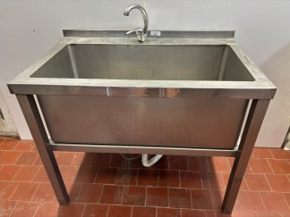 Lote #017 - Bacha en Ac/Inox de alto calibre con grifería - 112x66x91cm, bacha = 100x50x40cm de prof