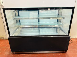 Lote #019 - Vitrina refrigerada rectilínea con granito negro - 145x66x122cm (tiene ruedas)