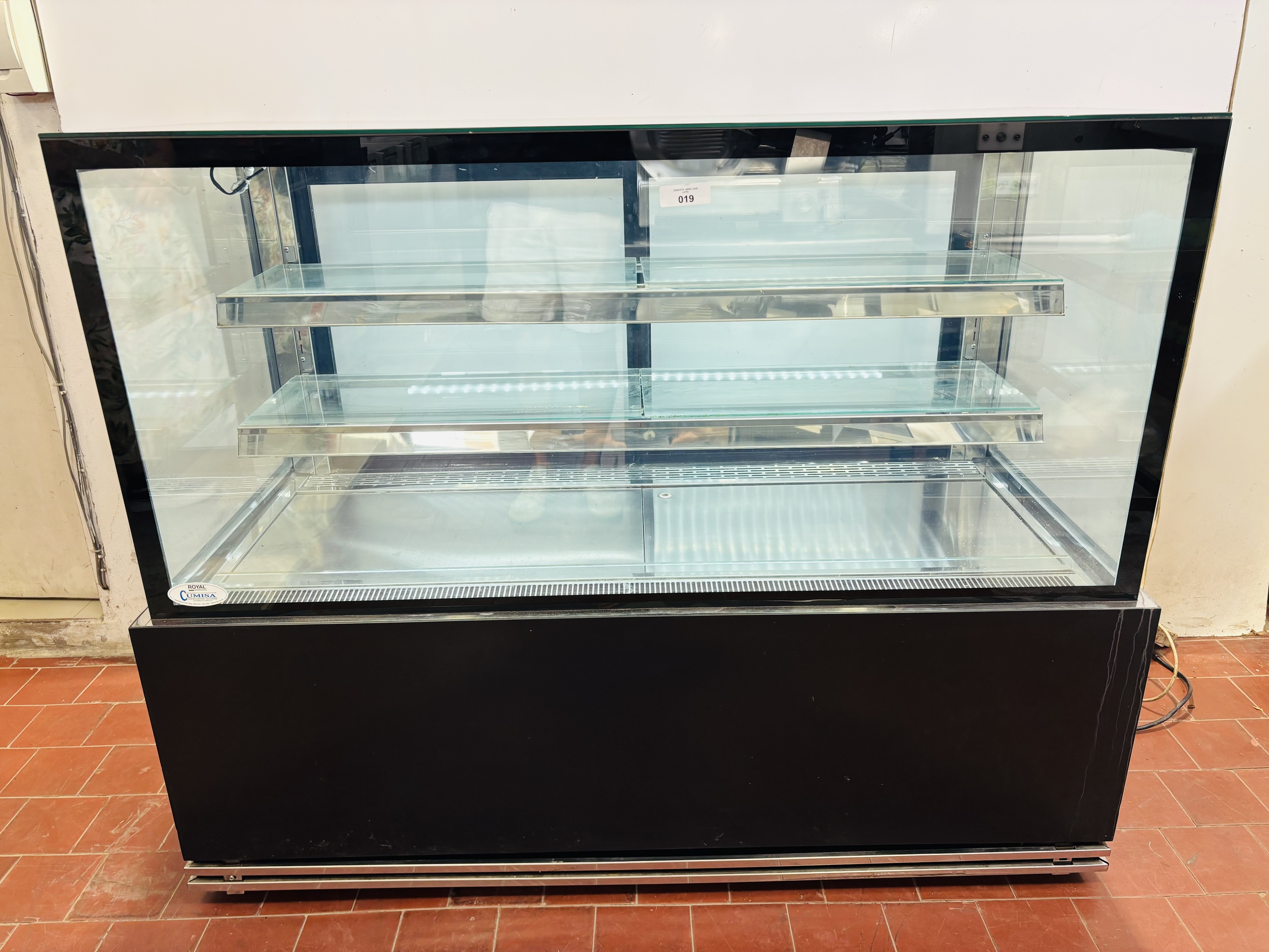 Lote #019 - Vitrina refrigerada rectilínea con granito negro - 145x66x122cm (tiene ruedas)