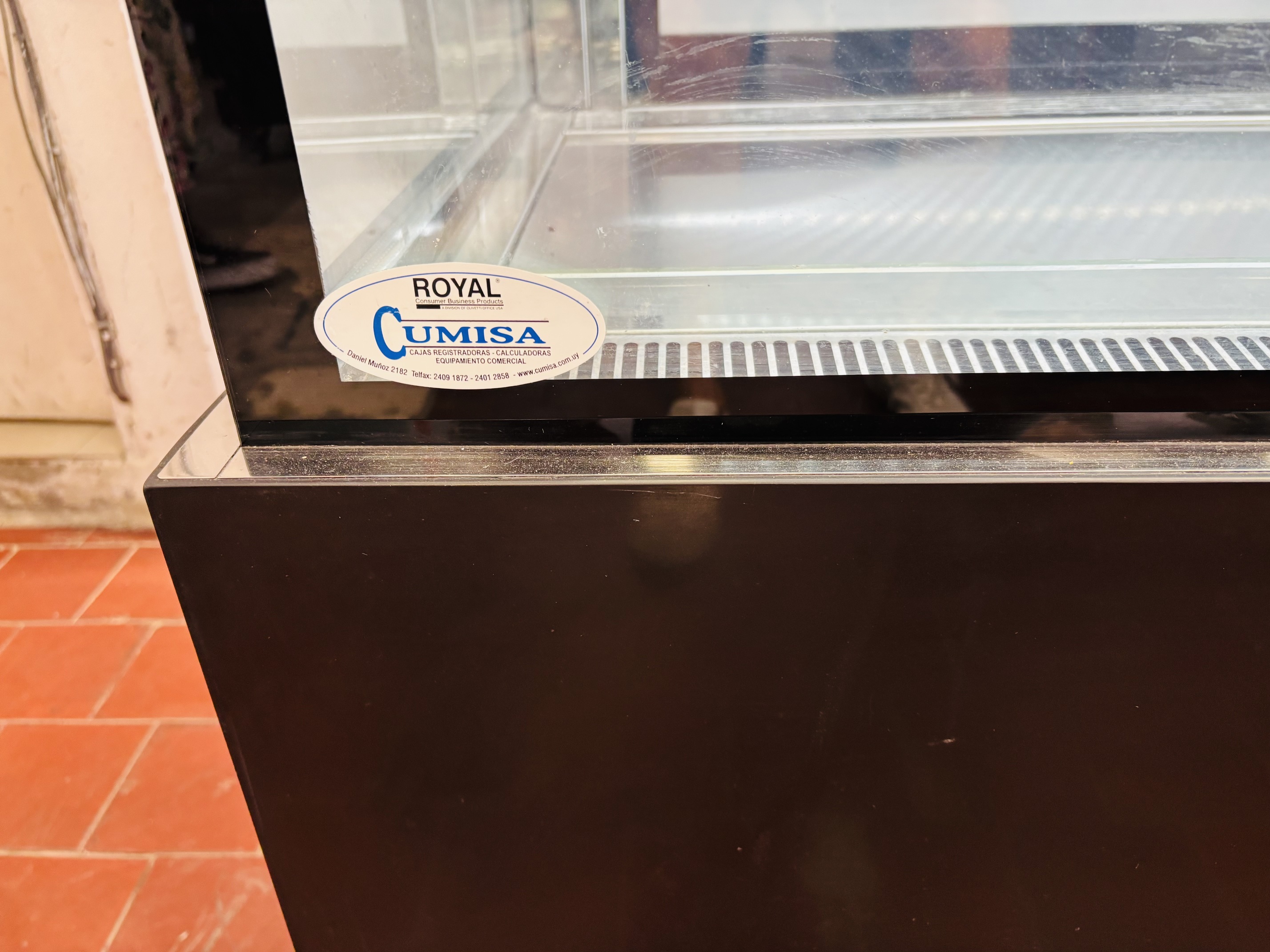 Lote #019 - Vitrina refrigerada rectilínea con granito negro - 145x66x122cm (tiene ruedas) - Imagen 2