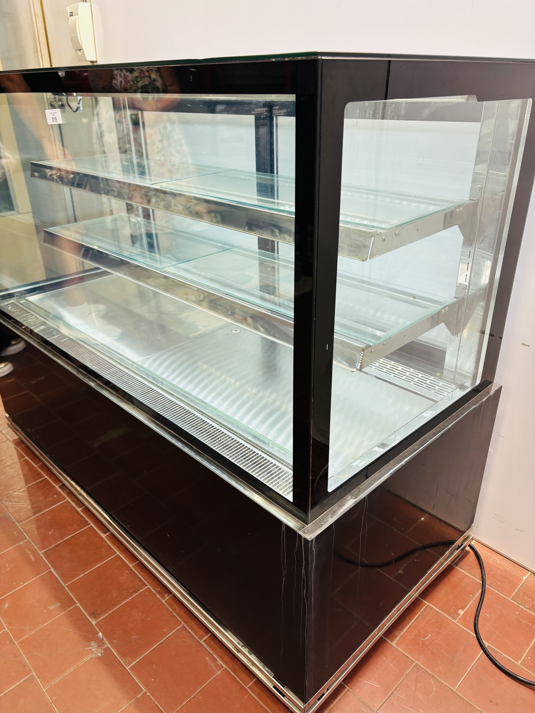 Lote #019 - Vitrina refrigerada rectilínea con granito negro - 145x66x122cm (tiene ruedas) - Imagen 3