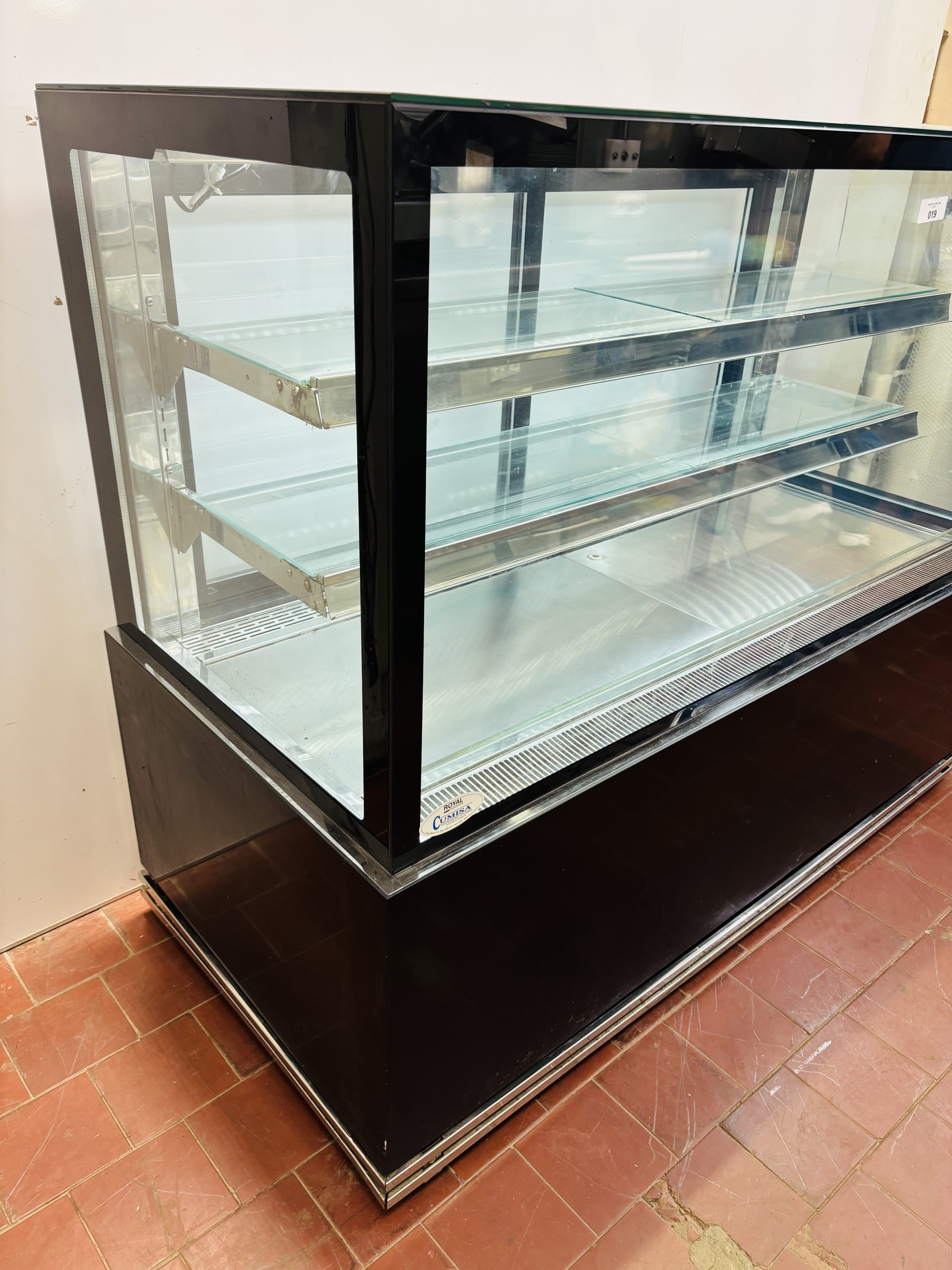 Lote #019 - Vitrina refrigerada rectilínea con granito negro - 145x66x122cm (tiene ruedas) - Imagen 4