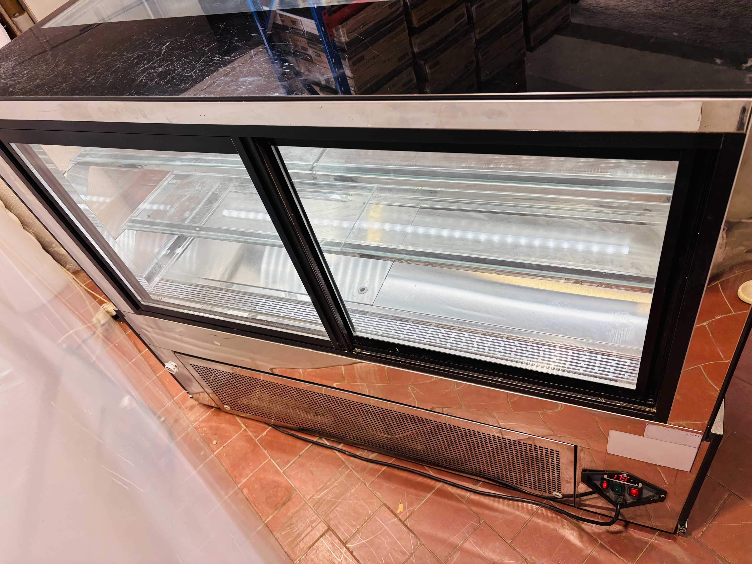 Lote #019 - Vitrina refrigerada rectilínea con granito negro - 145x66x122cm (tiene ruedas) - Imagen 6