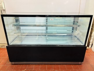 Lote #020 - Vitrina refrigerada rectilínea con granito negro - 175 x66x122cm (tiene ruedas)