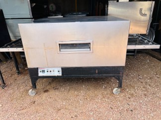 Lote #031 - Horno de cinta ¨Exoterm¨ a gas envasado (2 garrafas de 45kg) o natural - 160x125x71cm (+ base en hierro con ruedas) - producción: 36 docenas de empanadas/hora, congeladas 23. Pizzas 48 unidades/hora