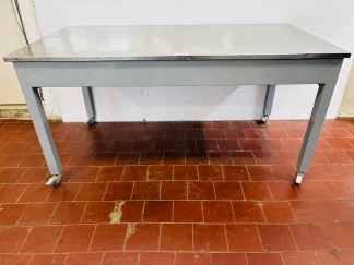Lote #063 - Mesa rodante en chapa con tapa de Ac/Inox, con 2 cajones y 1 bandeja  - 152x81x76cm