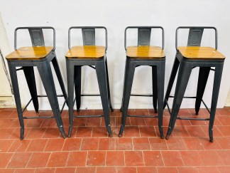 Lote #066 - Cuatro banquetas de barra ¨tolix¨ con respaldo y  asiento en madera - 30x30x77cm