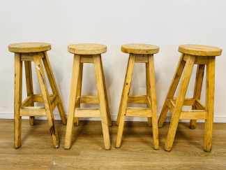 Lote #154 - Cuatro taburetes para barra en pino - 78cm
