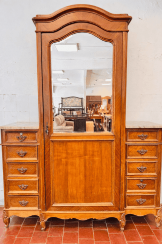 Lote #044 - Ropero estilo Victoriano con puerta central con espejo biselado y laterales con cajonera - 165x47x220cm