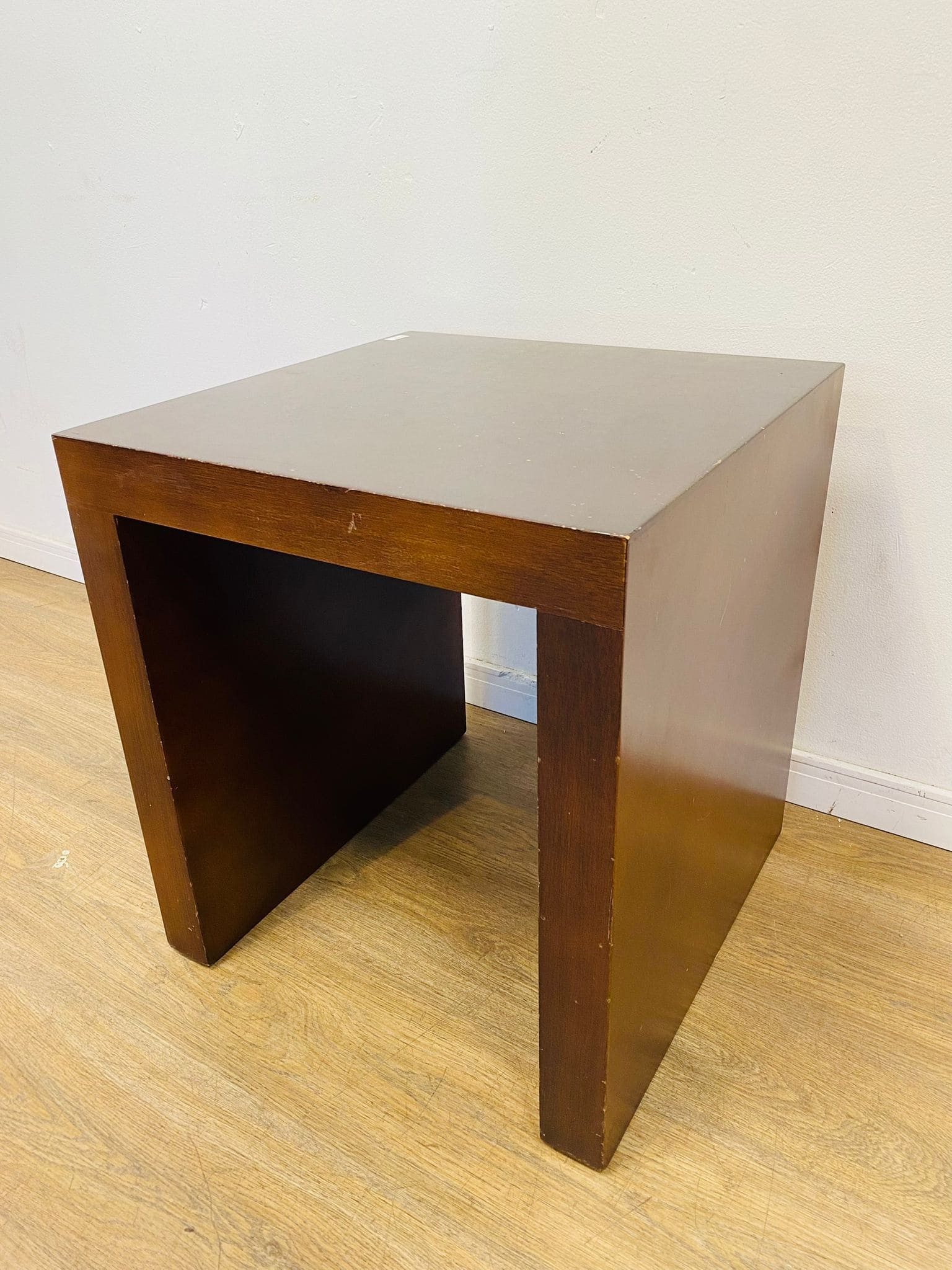 Lote #174 - Mesa lateral de sala enchapada en madera - 50x50x56cm - Imagen 2