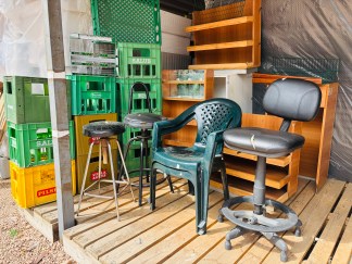 Lote #119 - Multilote de varios: exhibidores + mostrador + 2 sillas plásticas + 10 cajones + 3 sillas de cajero con detalles