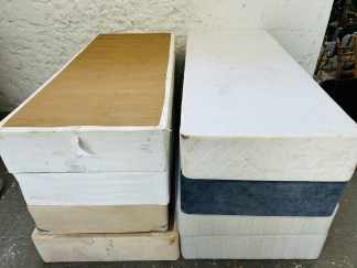 Lote #025R - Ocho boxes de diferentes medidas y color: 2 de 80x200cm - 2 de 80x190cm - 3 de 90x190cm - 1 de 78x190cm - no traen patas
