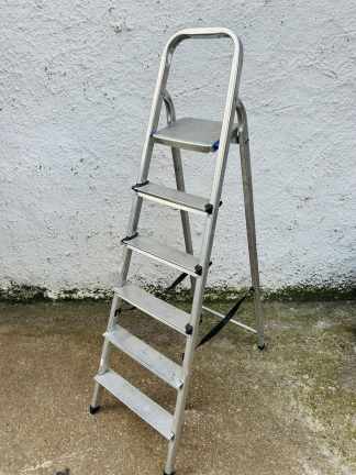 Lote #003 - Escalera de aluminio con cinco escalones