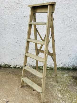 Lote #004 - Escalera en madera con cinco escalones