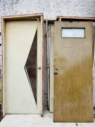 Lote #036 - Cuatro puertas de exterior con marco - no tienen llaves - 90x218cm