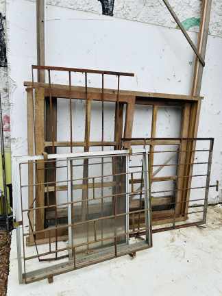 Lote #037 - Multilote de ventanas en madera y de hierro - todo con detalles