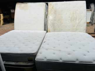 Lote #037 - 6 colchones con varios detalles