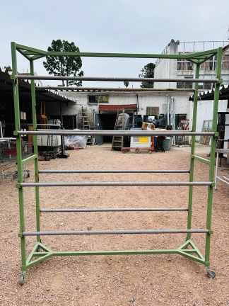 Lote #043 - Soporte de hierro para de rollos de tela o alfombras, con ruedas - 177x60x210cm