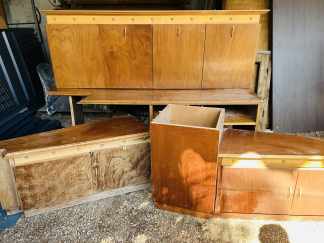 Lote #008 - Mueble de cocina enchapado en madera con detalles