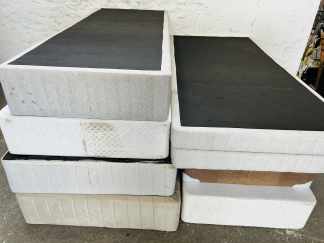 Lote #026R - Ocho boxes de diferentes medidas y color : 2 de 95x200cm - 1 de 80x190cm - 2 de 80x200cm - 2 de 95x200cm - 1 de 87x198cm