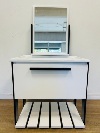 Lote #102 - Mueble de baño en melamílico con bacha y espejo - 60x58x38cm, espejo = 44x56cm
