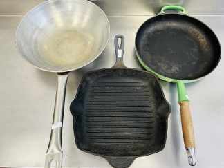 Lote #013 - Una plancha marca Le Creuset, un sartén de hierro Le Creuset  y un sartén en acero inoxidable Lmusa