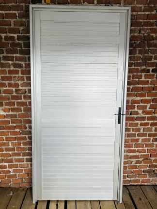 Lote #084 - Puerta ciega en aluminio -con pestillos, con llaves - 100x210