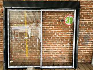Lote #085 - Puerta ventana de aluminio con dos hojas, negra - 218x203cm - falta vidrio a una hoja