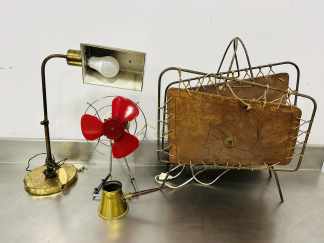 Lote #018 - Luminaria de mesa vintage, revistero, ventilador de mesa y jarrito de bronce