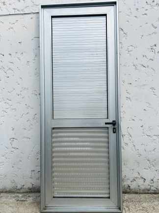 Lote #088 - Puerta de aluminio con llaves y pestillos - 100x260cm