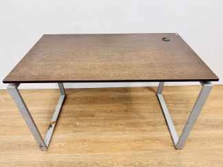 Lote #034 - Escritorio moderno de estructura de hierro y tablero de melamínico símil madera - 120x71cm